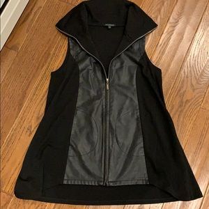 Faux leather trimmed vest with pockets! 🌹